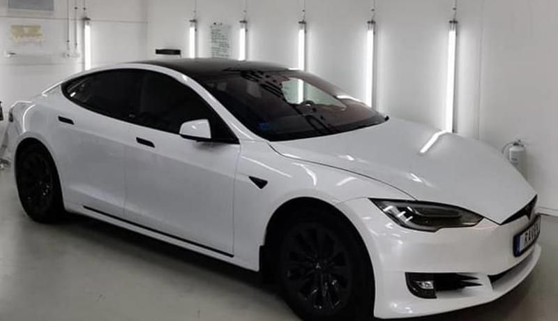 Vit Begagnad 2018 Tesla Model S Sedan | 269 000 kr (Bra pris) - Bild 1/4