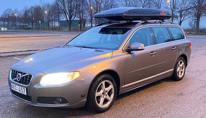 Grå Begagnad 2010 Volvo V70 Kombi | 40 000 kr (Dyr) - Bild 1/4
