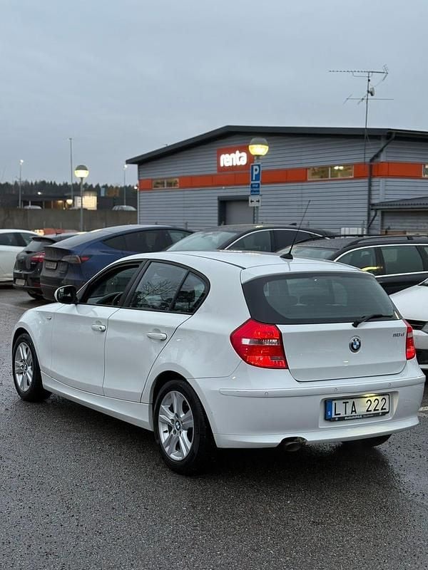 Begagnad 2011 BMW 118 Halvkombi | 120 000 kr (Marknadspris) - Bild 1/4