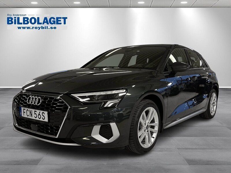 Grå Begagnad 2023 Audi A3 Sportback Advanced Halvkombi | 299 900 kr (Marknadspris) - Bild 1/4