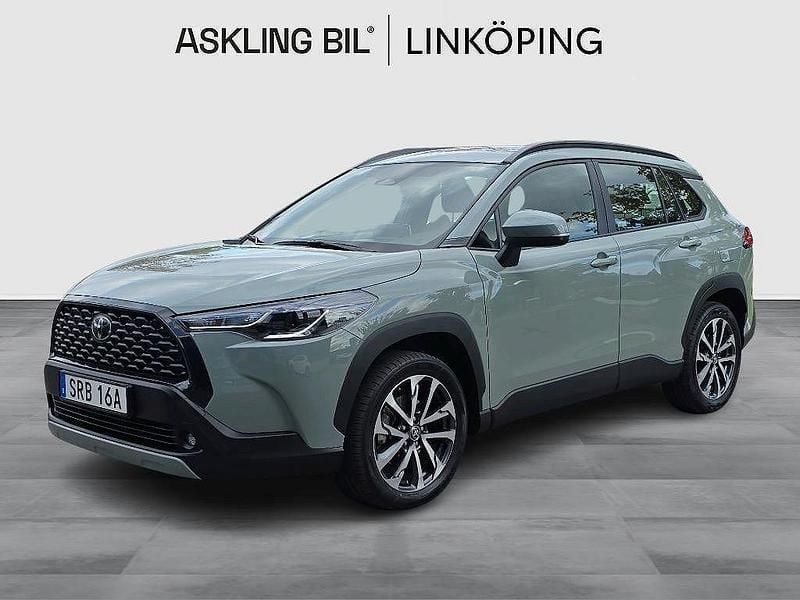 Grön Begagnad 2024 Toyota Corolla Cross Active SUV | 389 000 kr (Marknadspris) - Bild 1/4