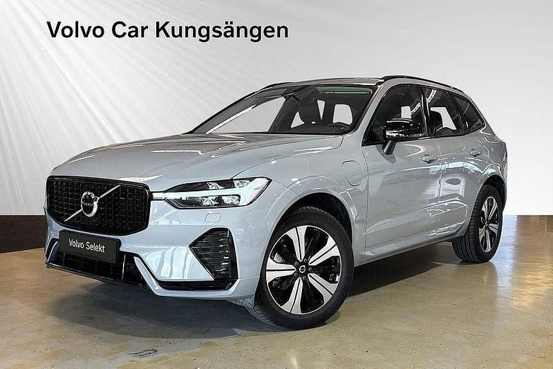 Grå Begagnad 2024 Volvo XC60 Plus SUV | 544 900 kr (Marknadspris) - Bild 1/3