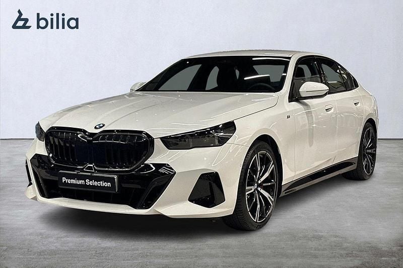 Vit Begagnad 2025 BMW 520 M Sport Sedan | 629 900 kr (Marknadspris) - Bild 1/4