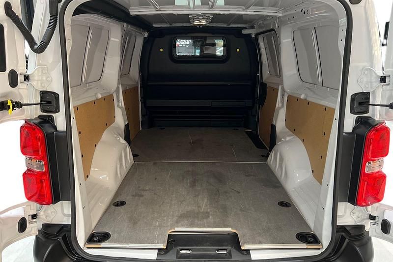 Begagnad Toyota Proace Comfort 146 HK (107 kW) 2025 Vit Minibuss