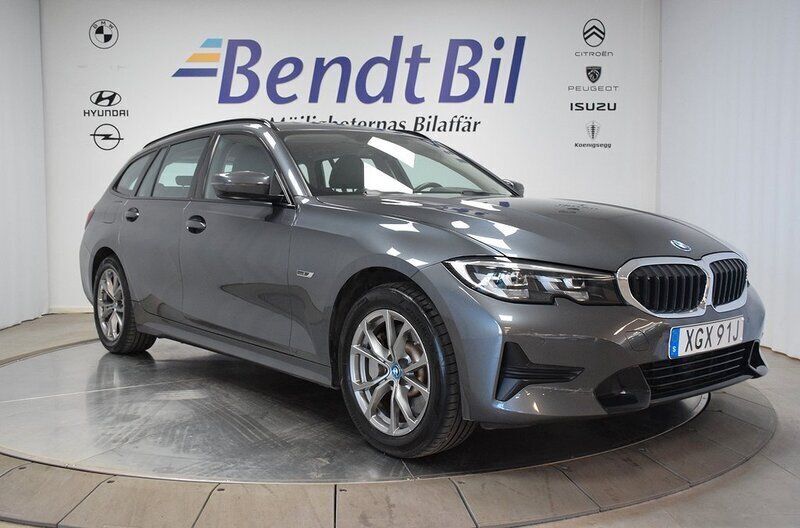 Grå Begagnad 2022 BMW 330e Sport Line Kombi | 324 500 kr (Superpris) - Bild 1/3