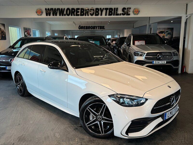 Vit Begagnad 2023 Mercedes C300e AMG line Kombi | 509 800 kr (Dyr) - Bild 1/4