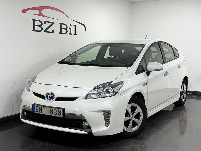 Vit Begagnad 2012 Toyota Prius Plug-in Hybrid Halvkombi | 119 900 kr (Superpris) - Bild 1/4