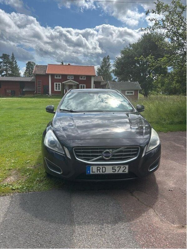 Svart Begagnad 2011 Volvo V60 Momentum Kombi | 55 000 kr (Dyr) - Bild 1/2