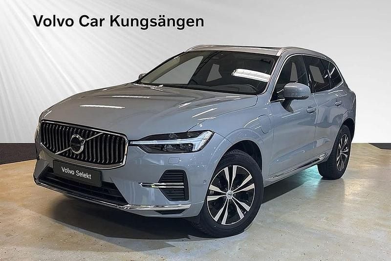 Grå Begagnad 2024 Volvo XC60 Core SUV | 509 900 kr (Marknadspris) - Bild 1/3
