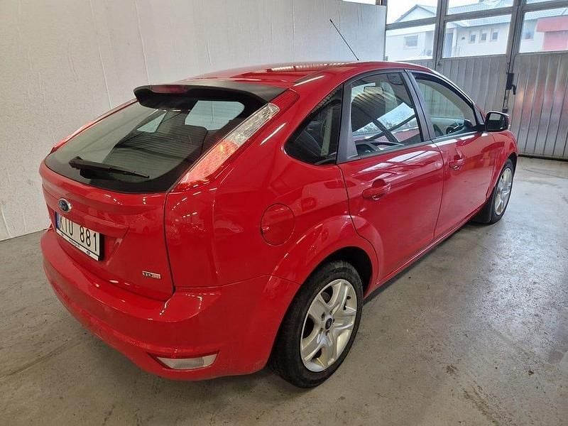 Begagnad Ford Focus Platinum 90 HK (66 kW) 2010 Röd