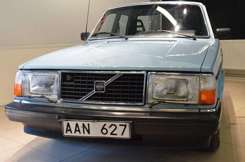 Begagnad Volvo 244 112 HK (82 kW) 1984 Blå Sedan