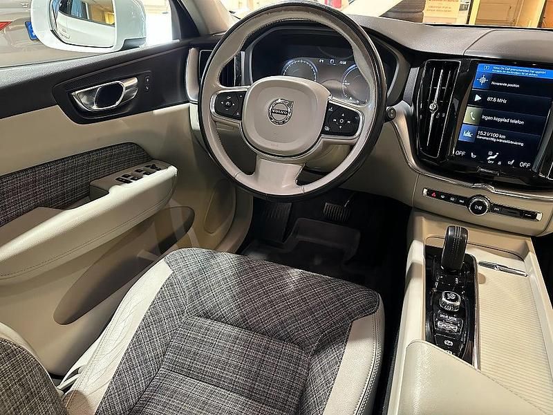 Begagnad Volvo XC60 Momentum 303 HK (222 kW) 2020 Vit SUV