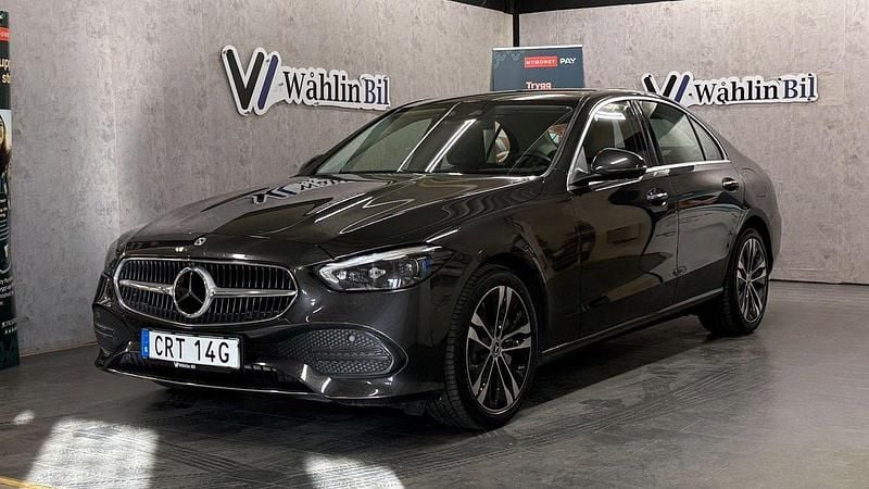 Grå Begagnad 2022 Mercedes C300e Sedan | 419 900 kr (Marknadspris) - Bild 1/4