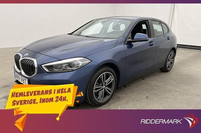 Blå Begagnad 2021 BMW 118 Sport Line Halvkombi | 209 800 kr (Marknadspris) - Bild 1/3