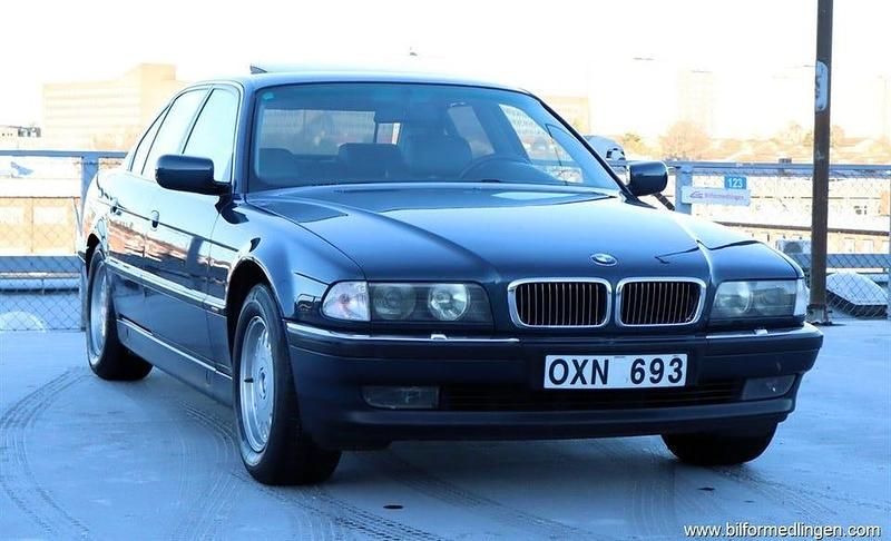 Mörkblå Begagnad 1995 BMW 750 Sedan | 129 900 kr - Bild 1/4
