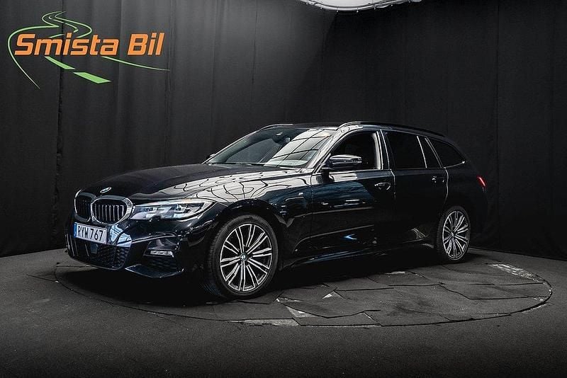 Svart Begagnad 2020 BMW 330e M Sport Kombi | 294 900 kr (Marknadspris) - Bild 1/3