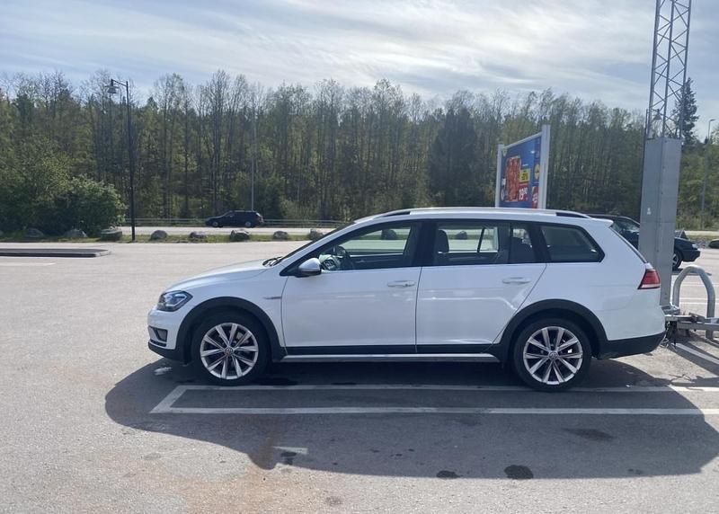 Vit Begagnad 2018 VW Golf Alltrack Kombi | 120 000 kr (Superpris) - Bild 1/2