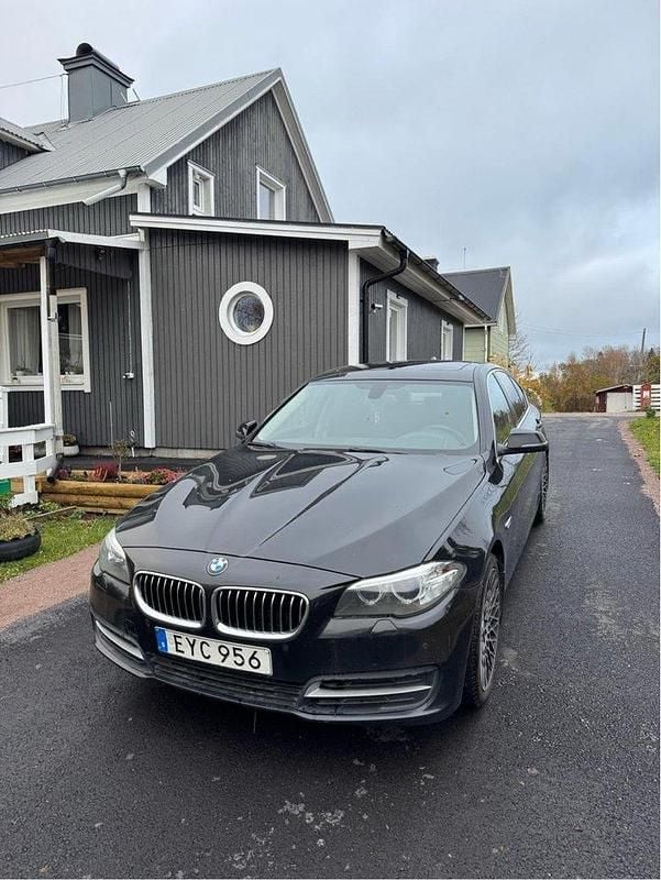 Svart Begagnad 2015 BMW 520 Sedan | 145 000 kr (Bra pris) - Bild 1/4