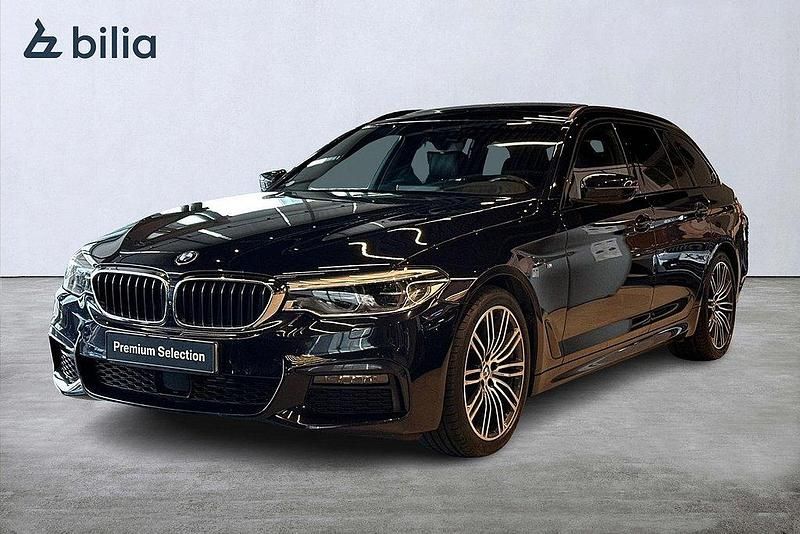 Svart Begagnad 2019 BMW 520 M Sport Kombi | 319 900 kr (Marknadspris) - Bild 1/4
