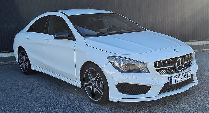 Vit Begagnad 2016 Mercedes CLA220 AMG Sedan | 144 900 kr (Superpris) - Bild 1/4