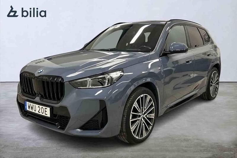 Grå Begagnad 2023 BMW X1 SUV | 469 800 kr - Bild 1/1