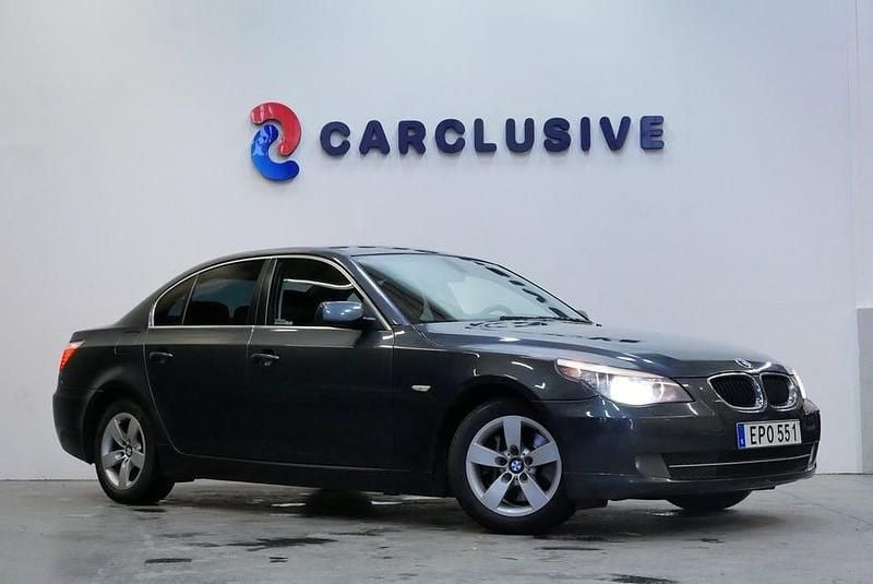 Grå Begagnad 2008 BMW 520 Sedan | 64 900 kr (Marknadspris) - Bild 1/4