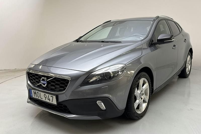 Grå Begagnad 2015 Volvo V40 CC Momentum Kombi | 142 000 kr (Marknadspris) - Bild 1/4