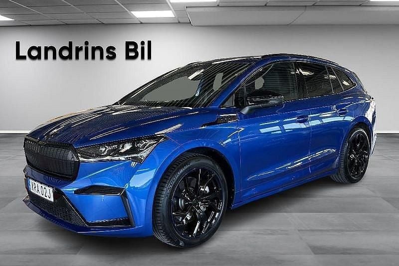 Blå Begagnad 2022 Skoda Enyaq iV SportLine SUV | 429 900 kr (Marknadspris) - Bild 1/4