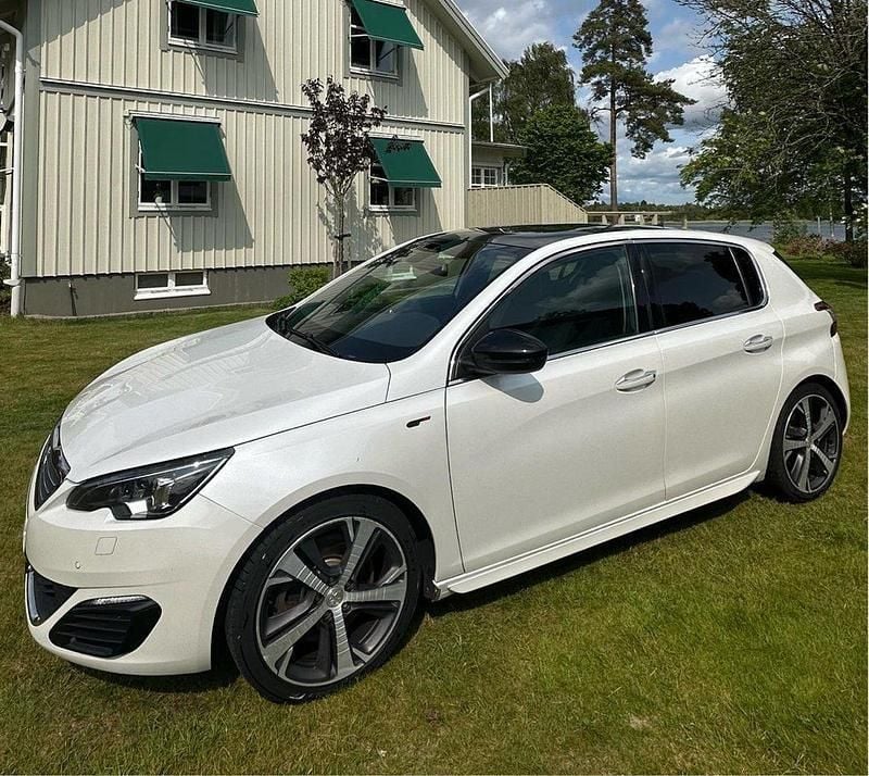 Vit Begagnad 2015 Peugeot 308 GTi Halvkombi | 129 000 kr (Lite dyr) - Bild 1/4