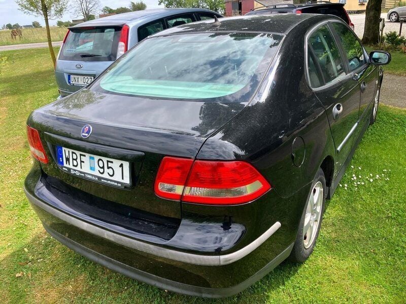 Svart Begagnad 2004 Saab 9-3 Linear Sedan | 49 000 kr (Marknadspris) - Bild 1/1
