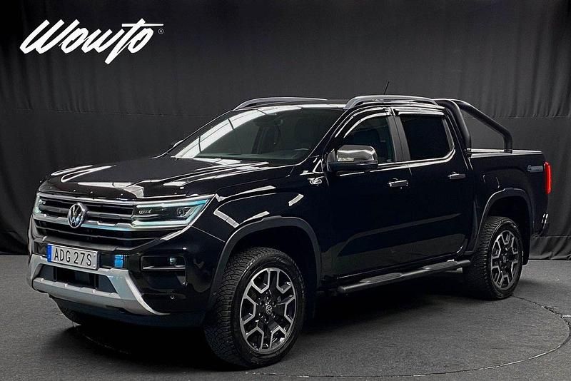 Svart (midnattsvart metallic) Begagnad 2023 VW Amarok Style Pickup | 619 800 kr (Marknadspris) - Bild 1/3