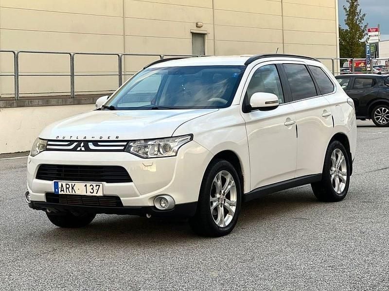 Vit Begagnad 2014 Mitsubishi Outlander SUV | 99 800 kr (Marknadspris) - Bild 1/4