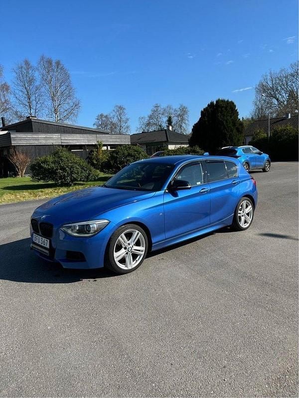 Blå Begagnad 2015 BMW 116 M Sport Halvkombi | 124 000 kr (Marknadspris) - Bild 1/4