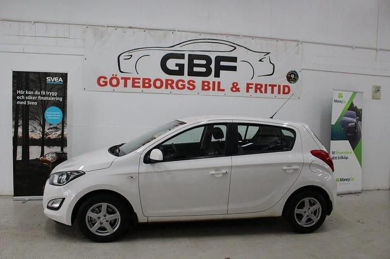 Begagnad Hyundai i20 Select 84 HK (61 kW) 2013 Vit Halvkombi