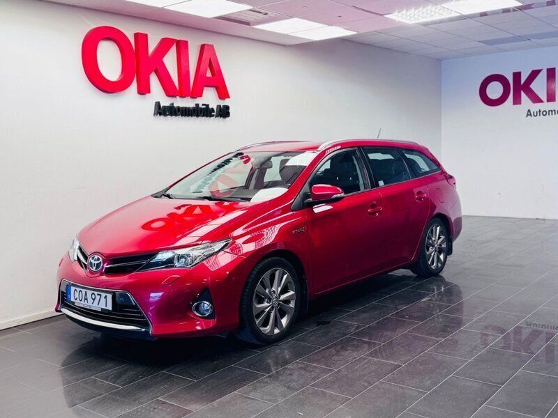 Mörkröd (röd) Begagnad 2014 Toyota Auris Touring Sports Executive Kombi | 135 000 kr (Marknadspris) - Bild 1/4