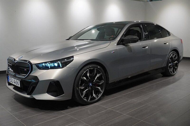 Grå/silver Begagnad 2023 BMW i5 M Sport Sedan | 849 900 kr - Bild 1/4