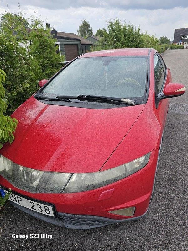 Röd Begagnad 2006 Honda Civic Sport Halvkombi | 20 000 kr (Dyr) - Bild 1/4