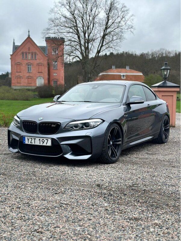 Grå Begagnad 2018 BMW M2 M Performance Sportkupé | 479 900 kr (Marknadspris) - Bild 1/4