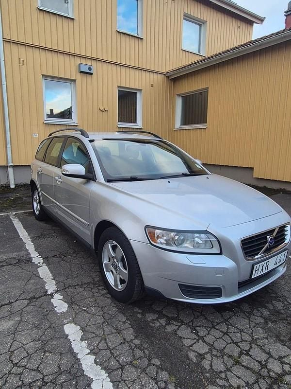Silver Begagnad 2009 Volvo V50 Kombi | 27 000 kr (Superpris) - Bild 1/4