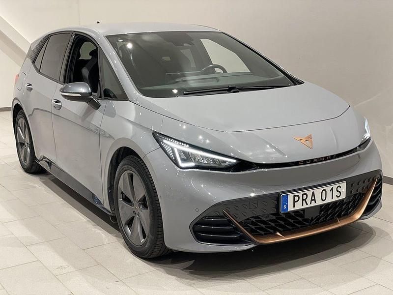 Ljusgrå (vapor grey) Begagnad 2022 Cupra Born Halvkombi | 239 900 kr (Marknadspris) - Bild 1/4