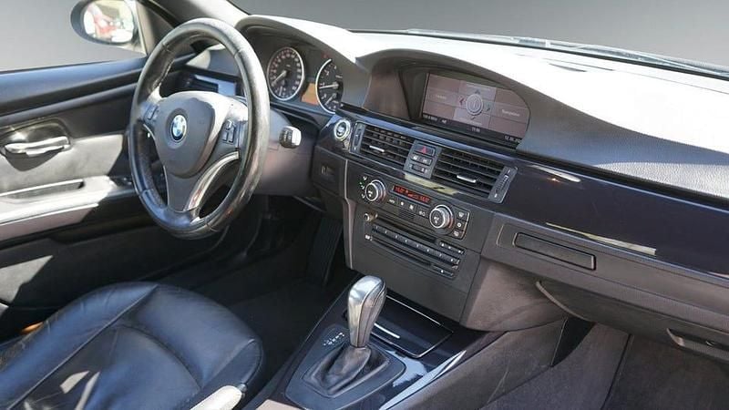 Begagnad BMW 320 170 HK (125 kW) 2007 Svart Cab