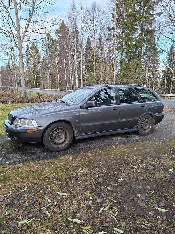 Grå Begagnad 2002 Volvo V40 Kombi | 16 000 kr (Marknadspris) - Bild 1/4