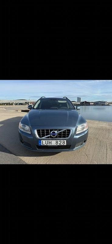 Begagnad Volvo V70 Momentum 215 HK (158 kW) 2012 Blå metallic Kombi