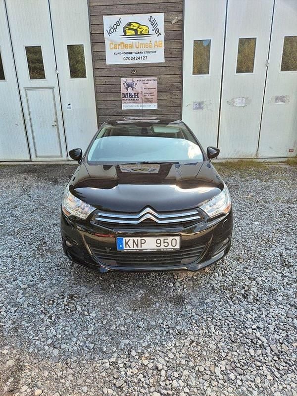 Svart Begagnad 2013 Citroën C4 Halvkombi | 74 900 kr (Marknadspris) - Bild 1/4