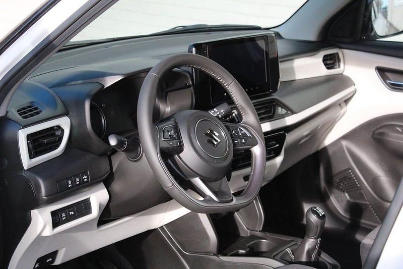 Ny Suzuki Swift 83 HK (61 kW) 2025 Vit Halvkombi