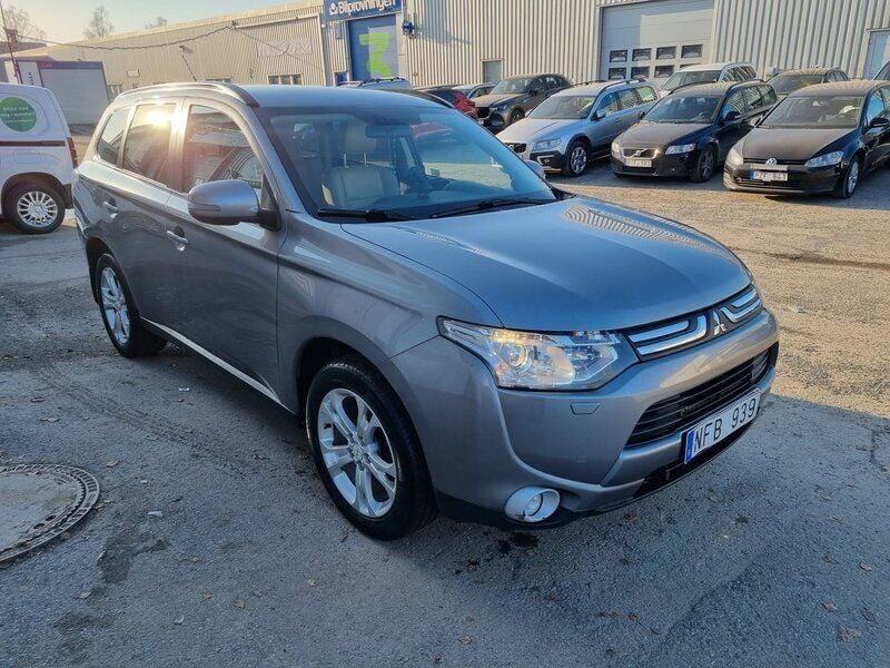 Grå Begagnad 2014 Mitsubishi Outlander SUV | 119 000 kr (Lite dyr) - Bild 1/4