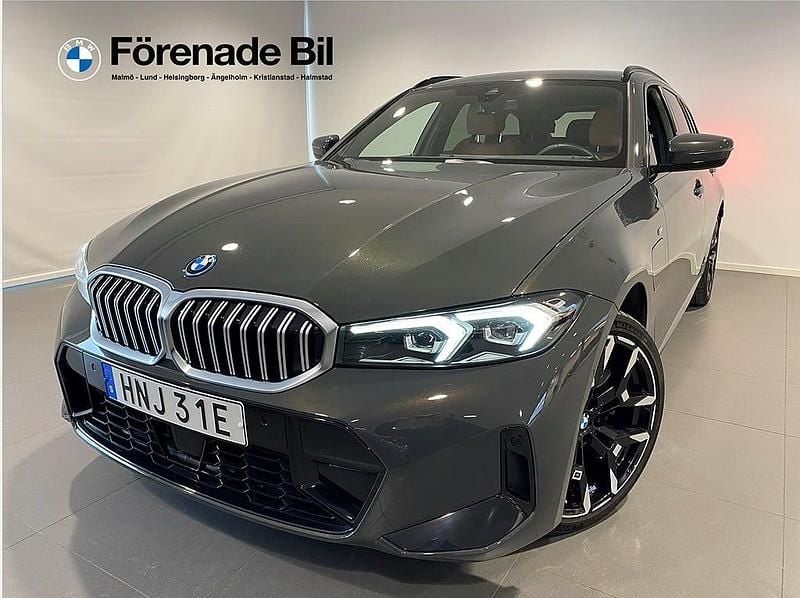 Grå Begagnad 2025 BMW 330e M Sport Kombi | 519 000 kr (Lite dyr) - Bild 1/4