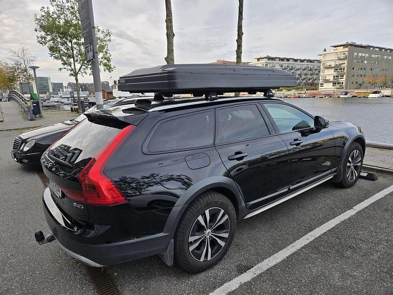 Svart Begagnad 2020 Volvo V90 CC Momentum Kombi | 389 000 kr (Marknadspris) - Bild 1/4