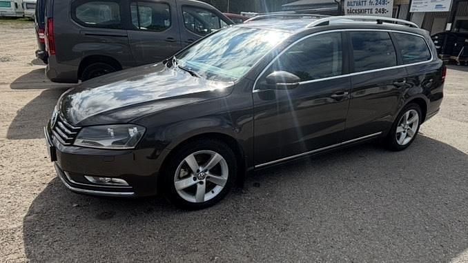 Brun Begagnad 2011 VW Passat Kombi | 59 990 kr (Bra pris) - Bild 1/4