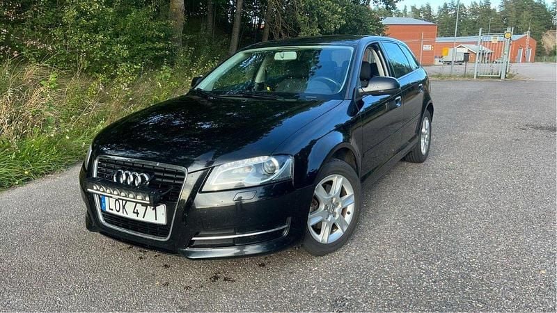 Svart Begagnad 2011 Audi A3 Sportback Attraction Halvkombi | 55 000 kr (Marknadspris) - Bild 1/4
